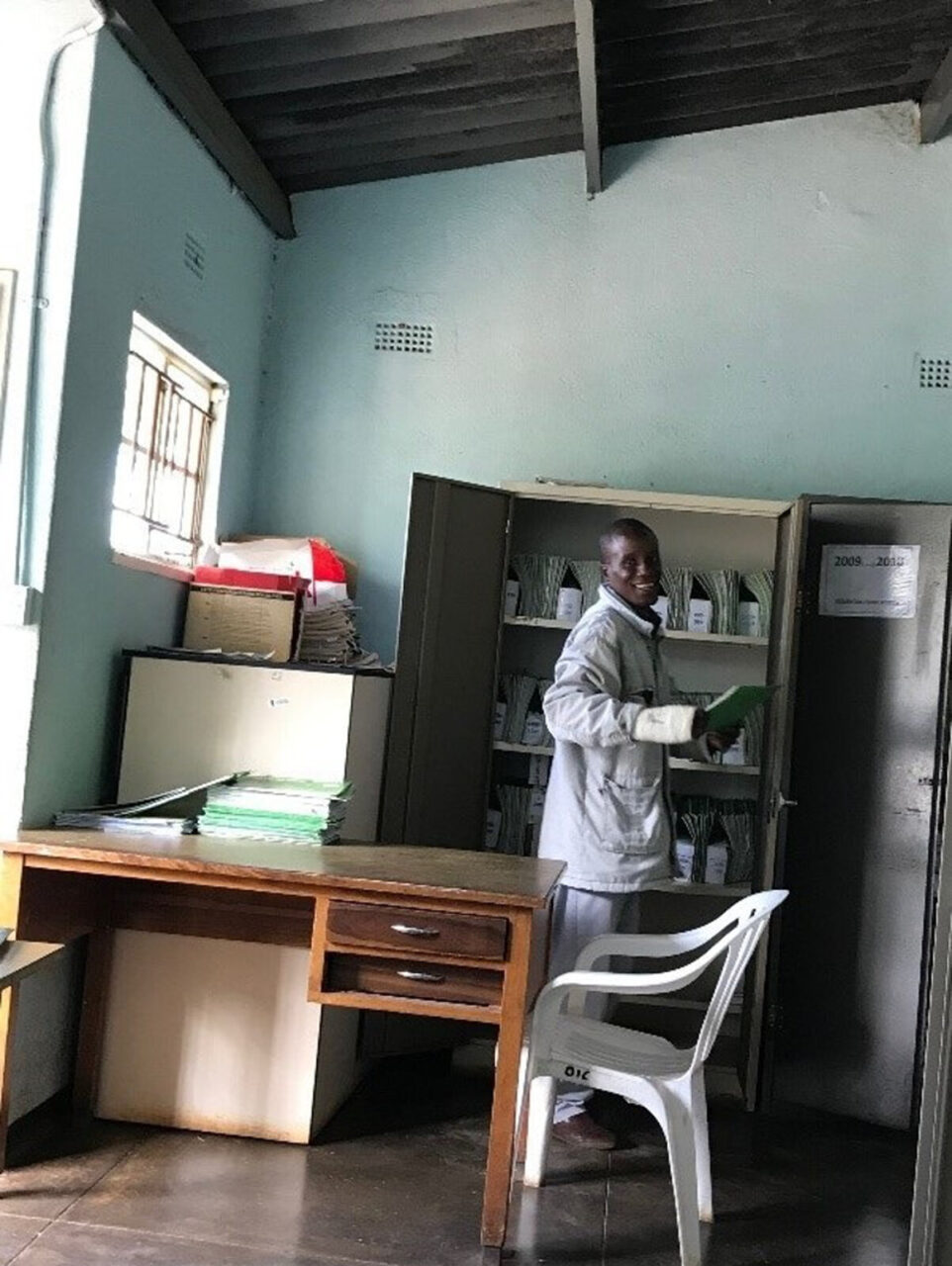 Community link facilitator Tenashe at the HIV clinic Marondera Hospital. Credit: Melanie Abas